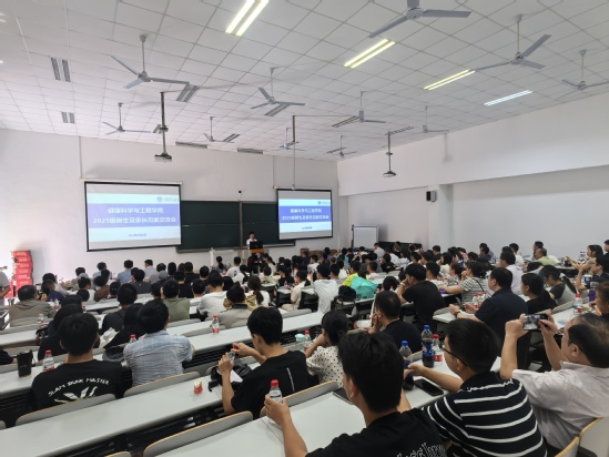 健康学院举办新生家长会