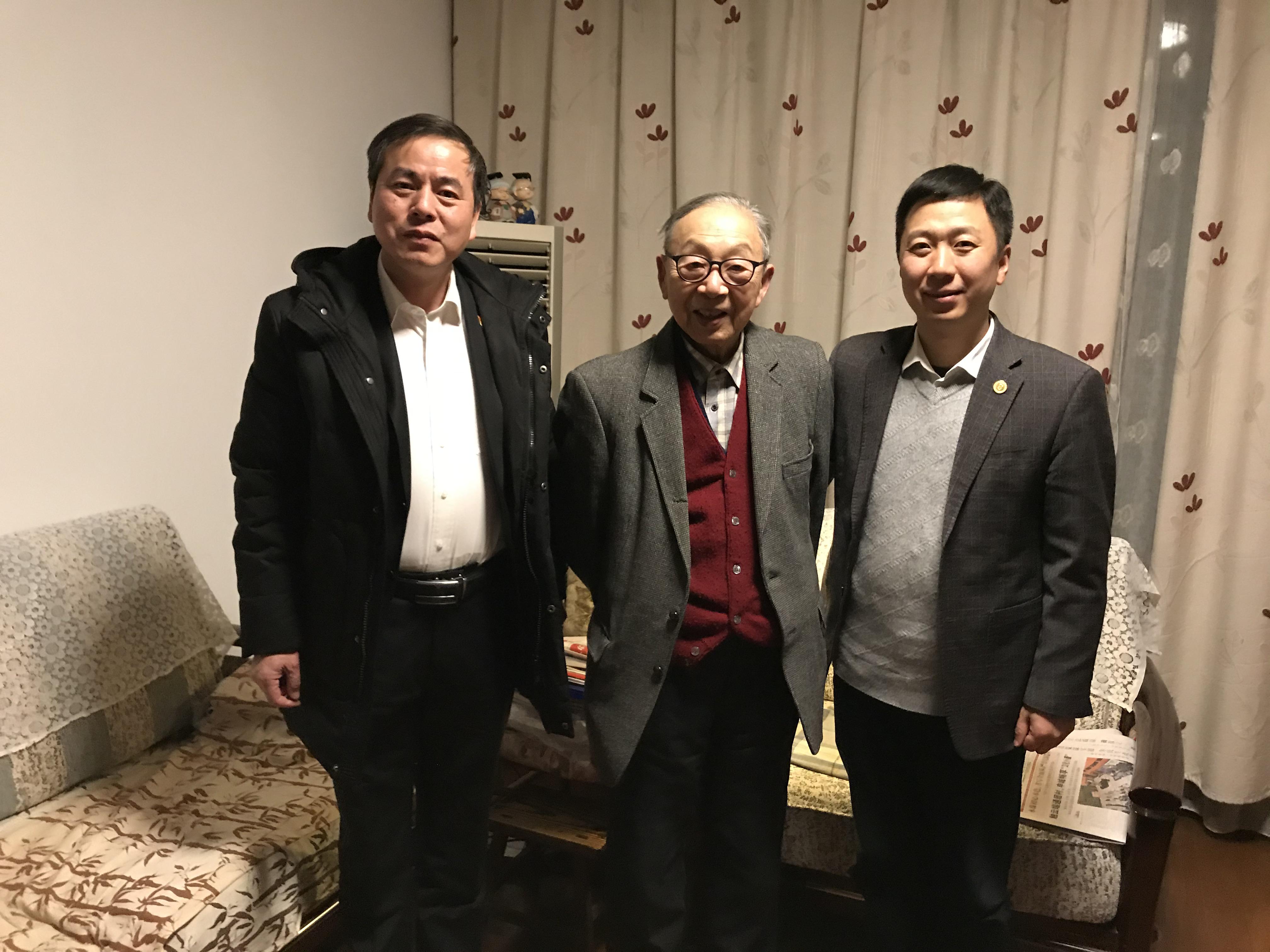 校党委书记吴坚勇一行看望杰出校友张耀忠,戴立信