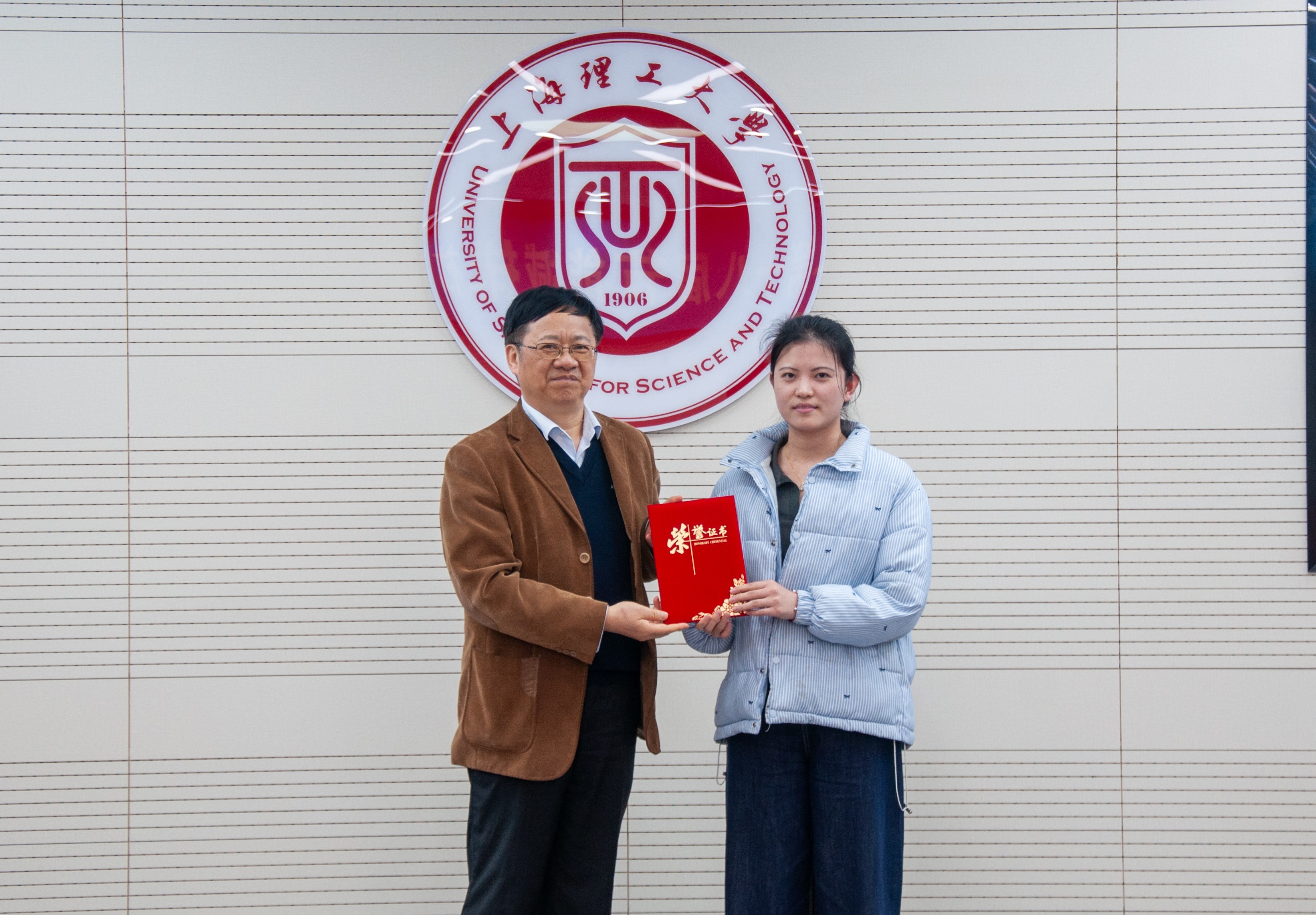 黄典贵教授为特等奖获奖队伍颁奖