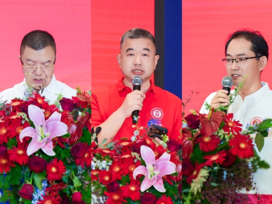 能源行业校友会会长凌发全(左一) 香港校友会会长王东哲(中) 医疗器械行业校友会会长踪家武(右一) 致辞