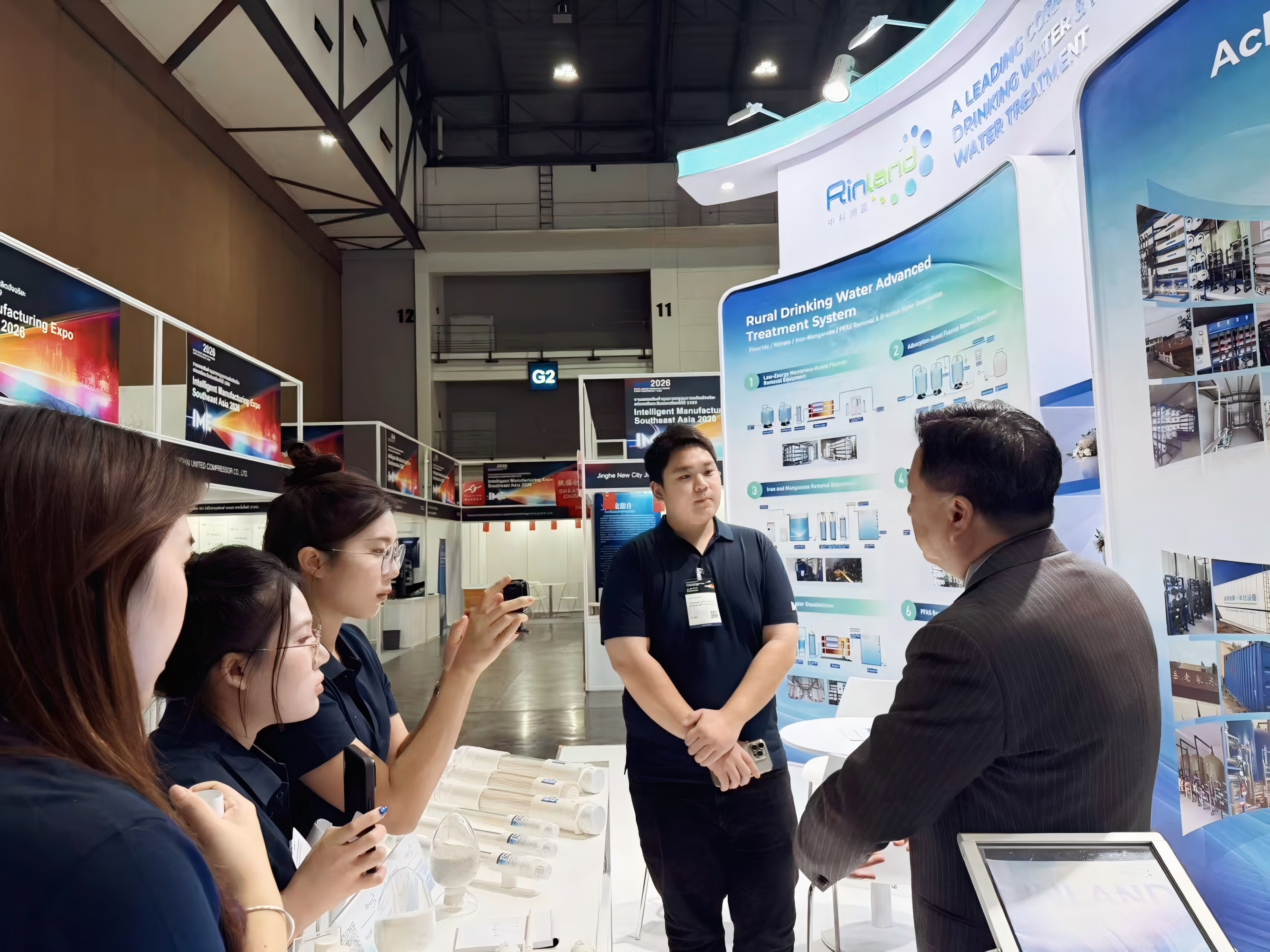 留学生在泰国展会调研中国企业出海情况