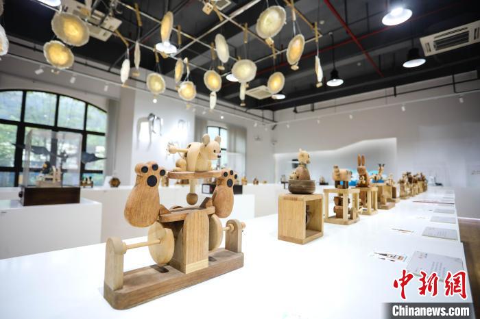 上海理工大学“机械艺术博物馆”的最新艺术展品融入了“十二生肖”等中国传统文化元素。　上海理工大学供图