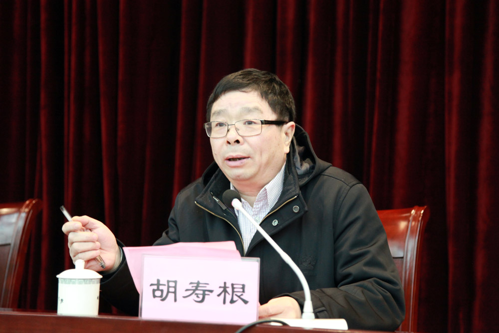 胡寿根主持会议(王博摄)庄起民对我校党的群众路线教育实践活动作总体