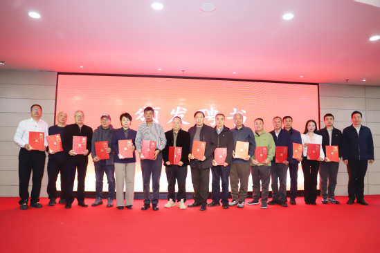 为河南校友会新一届理事会理事颁发聘书