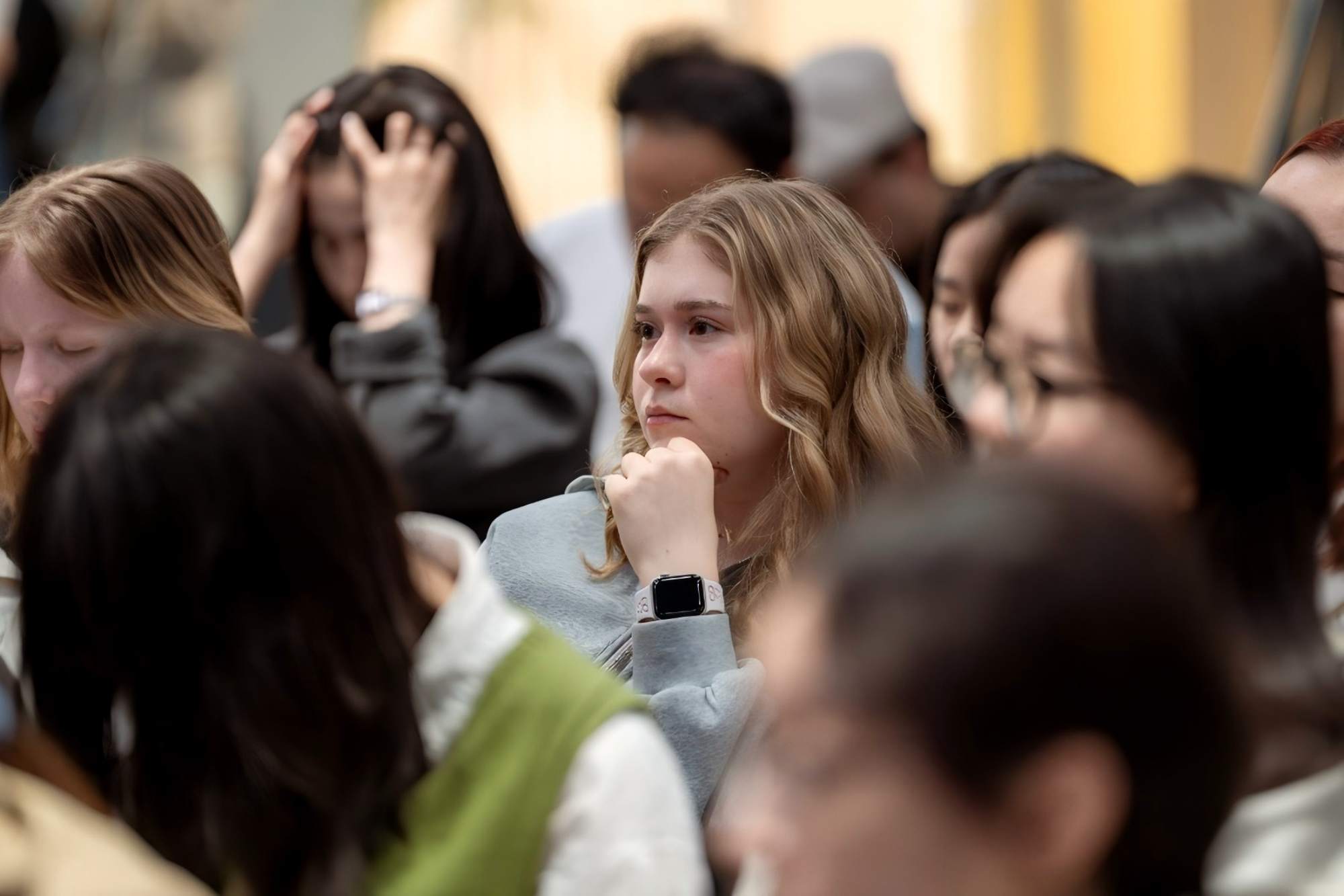 认真聆听，掌声不断