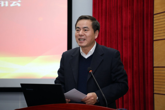 校党委副书记,副校长盛春主持大会副校长张华宣读表彰决定为"金牌雇主