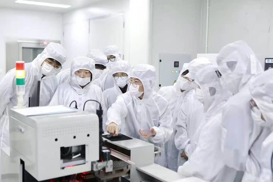 上理工学子在微电子封装基地做封装后芯片的筛选