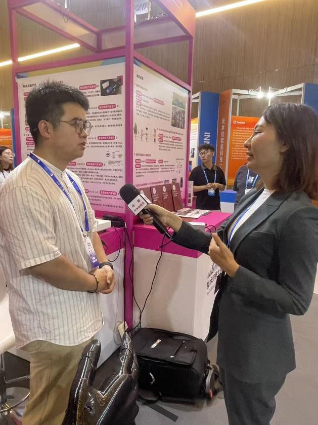 中央电视台采访助餐机器人项目组吴伟名