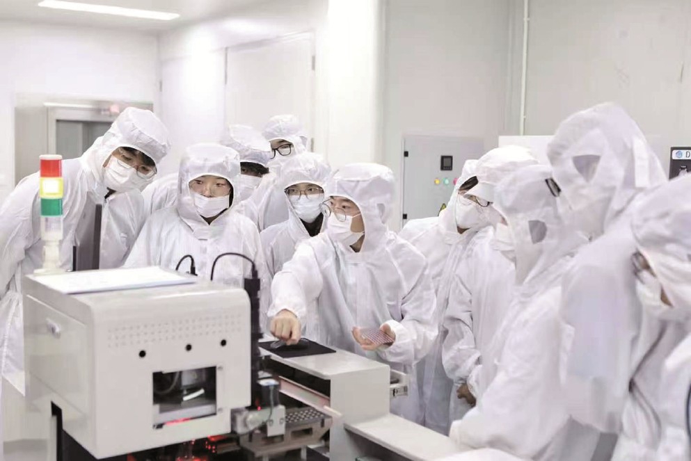 上理工学子在微电子封装基地做封装后芯片的筛选