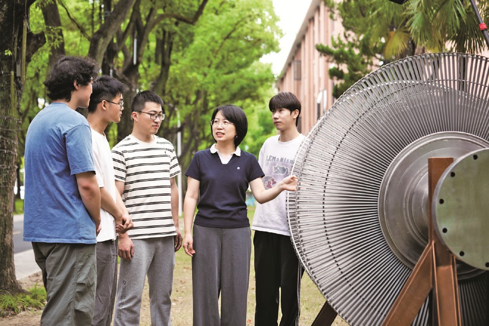 在“1955年中国首台6MW汽轮机”模型前现场教学