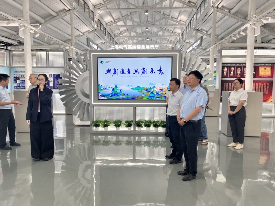 参观上海电气高端装备展示厅