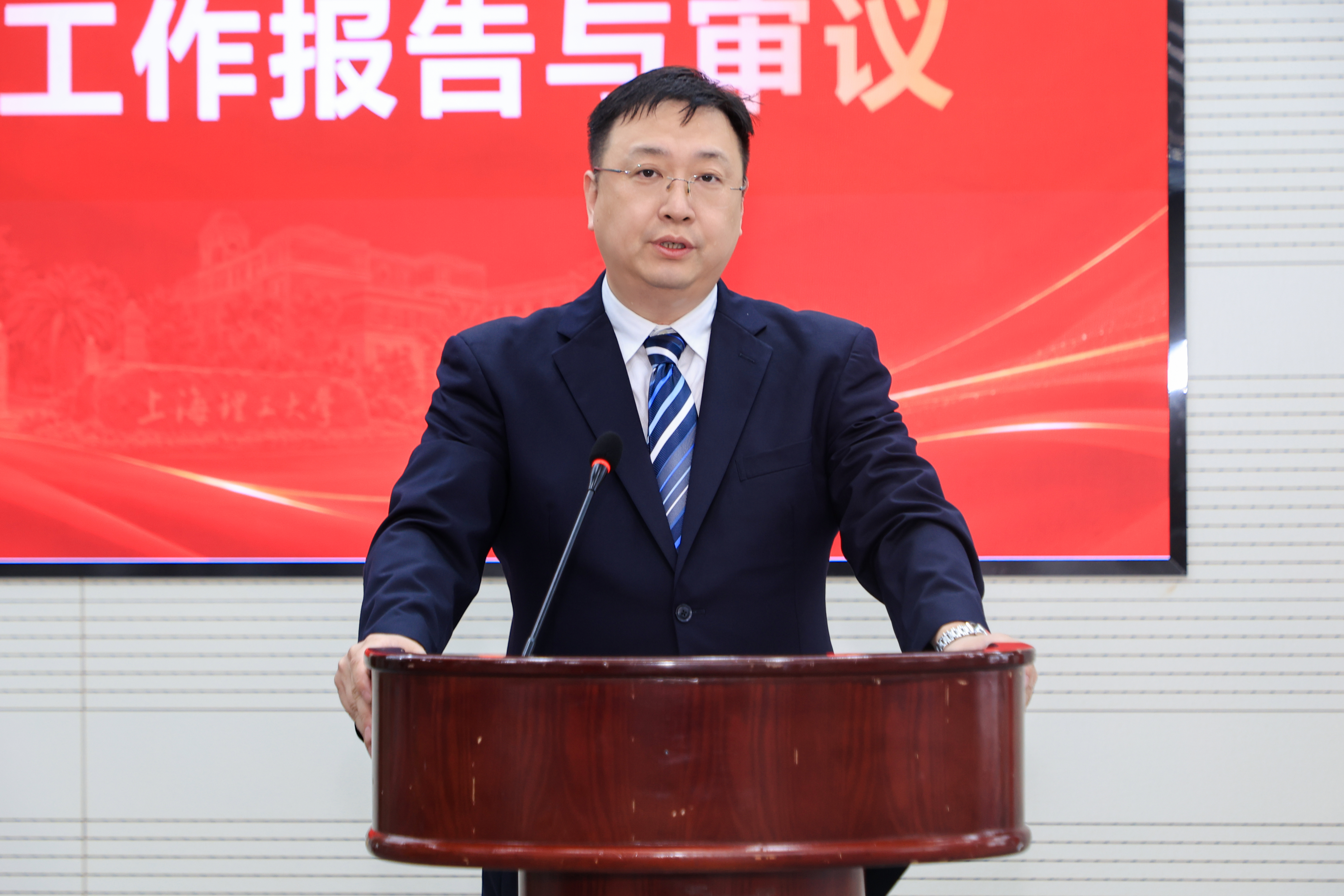 沪江学学院副院长朱慧锋主持