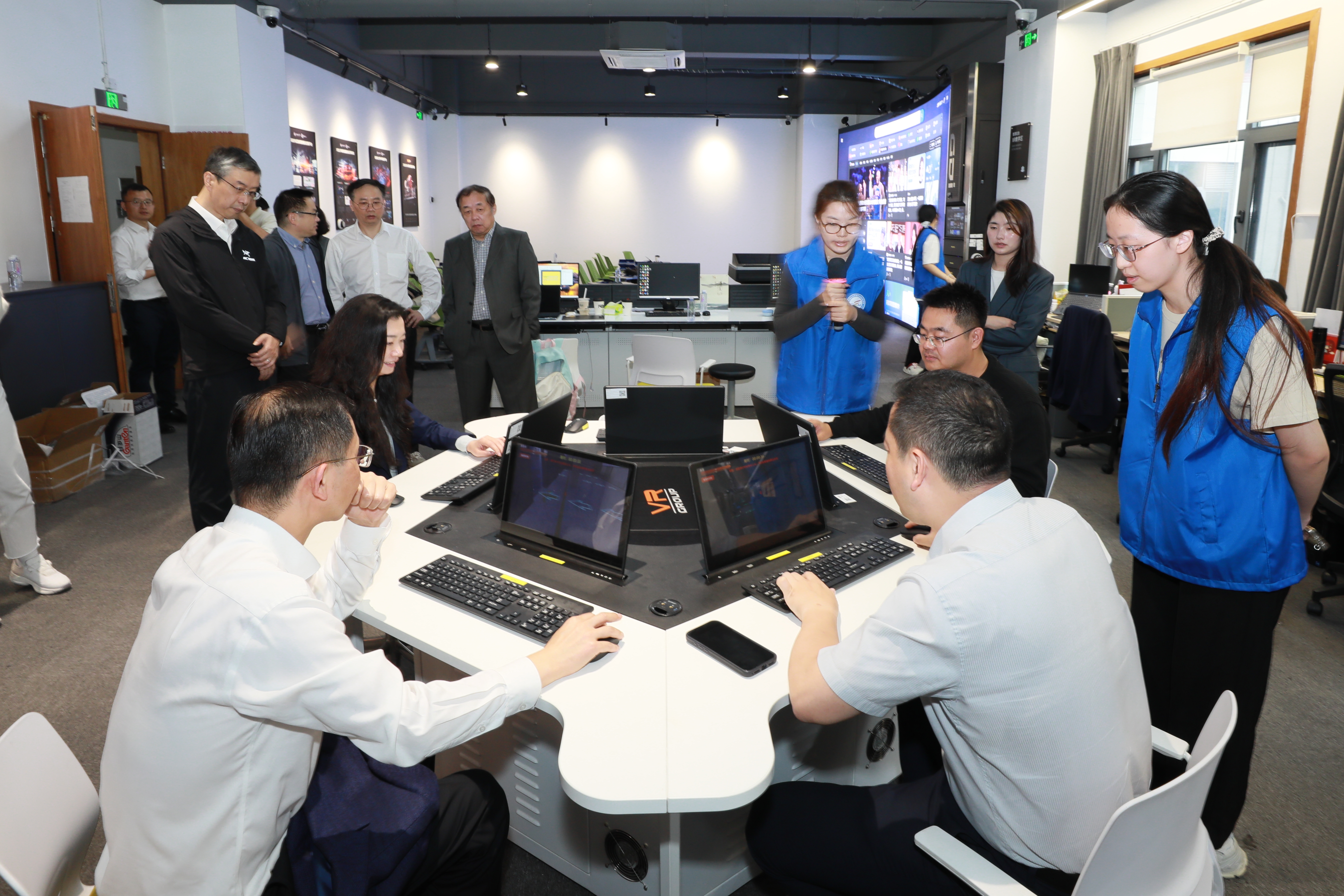 参观实验室