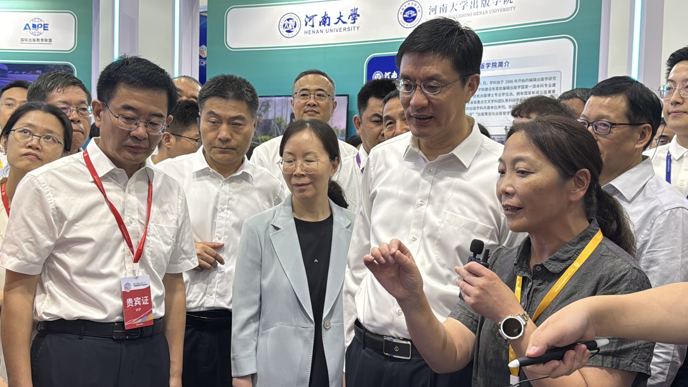 领导到访出版学院展区