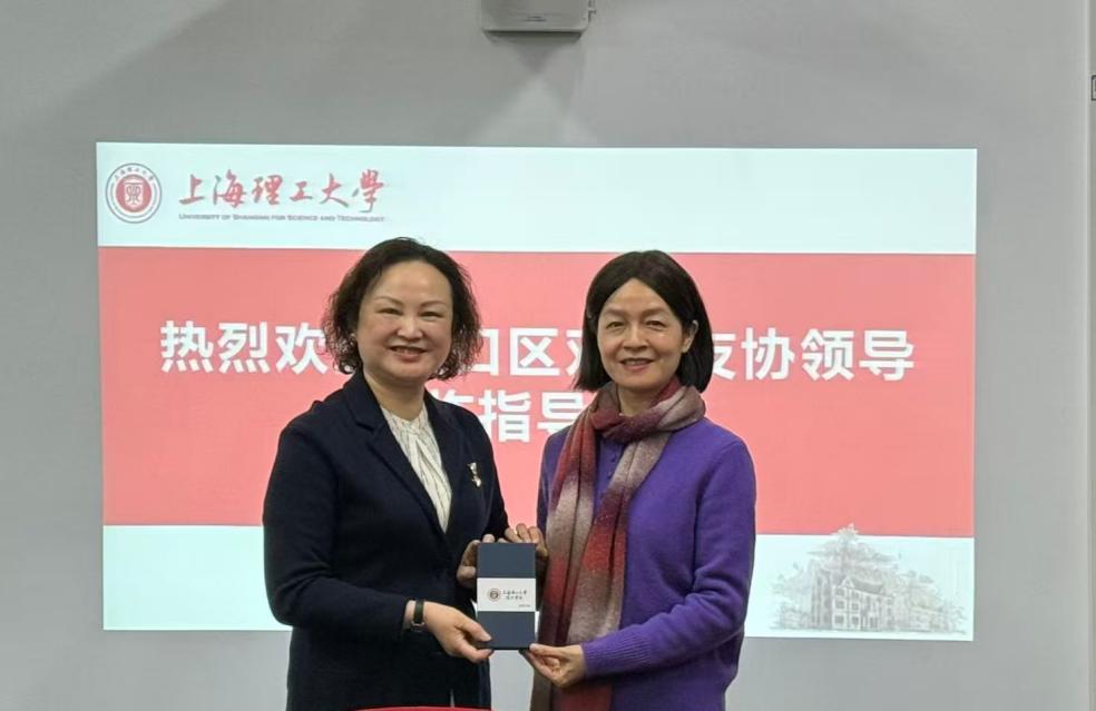 蔡校长向谢会长赠送《一次出发》光碟