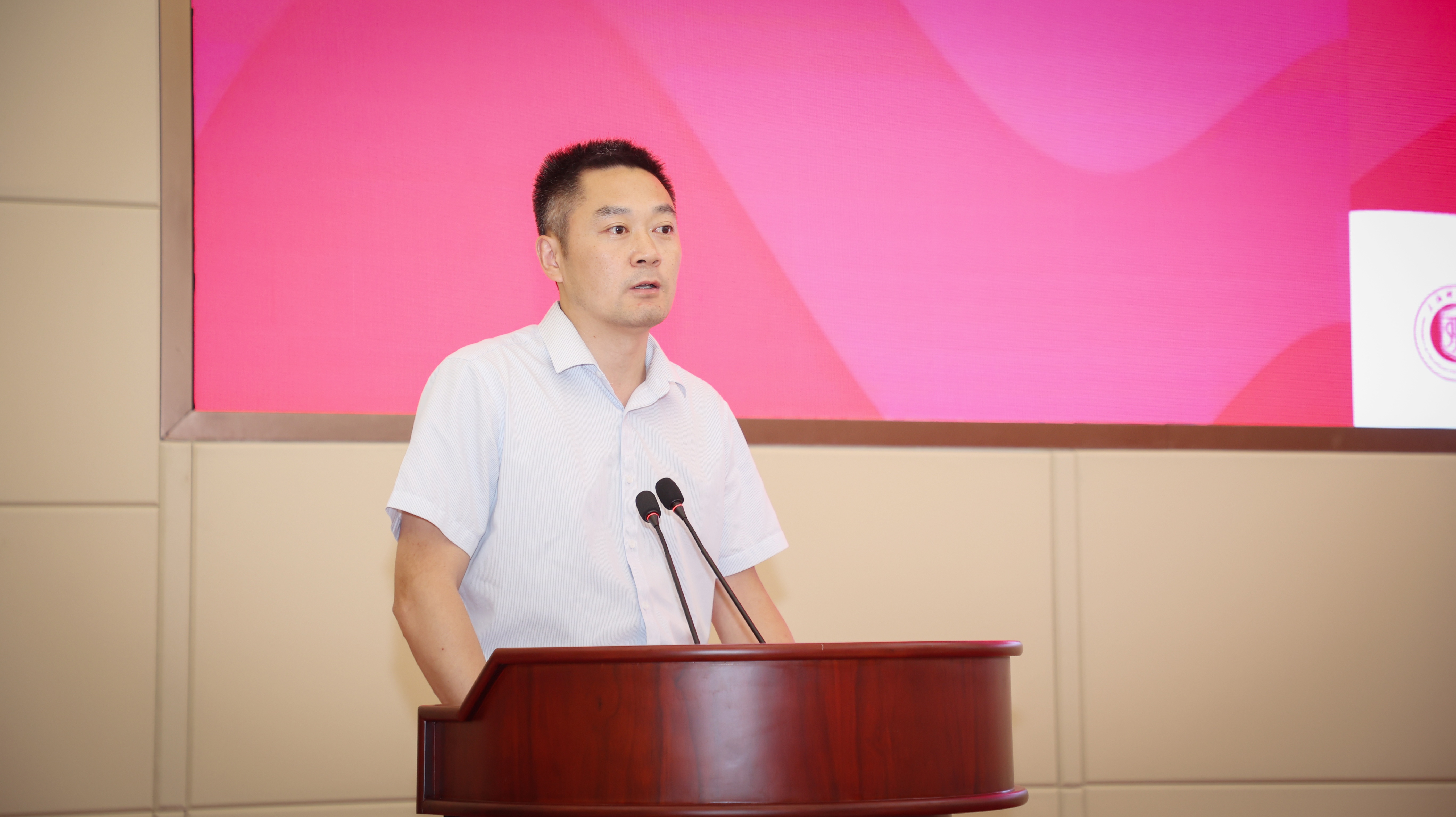 曹桂馥介绍“新时代·中国说”大学生讲师团人物访谈活动