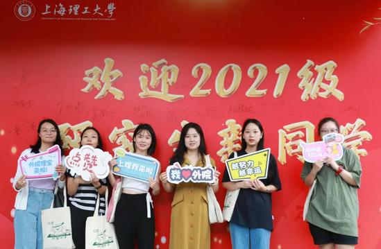 学校迎来3000余名研究生新生