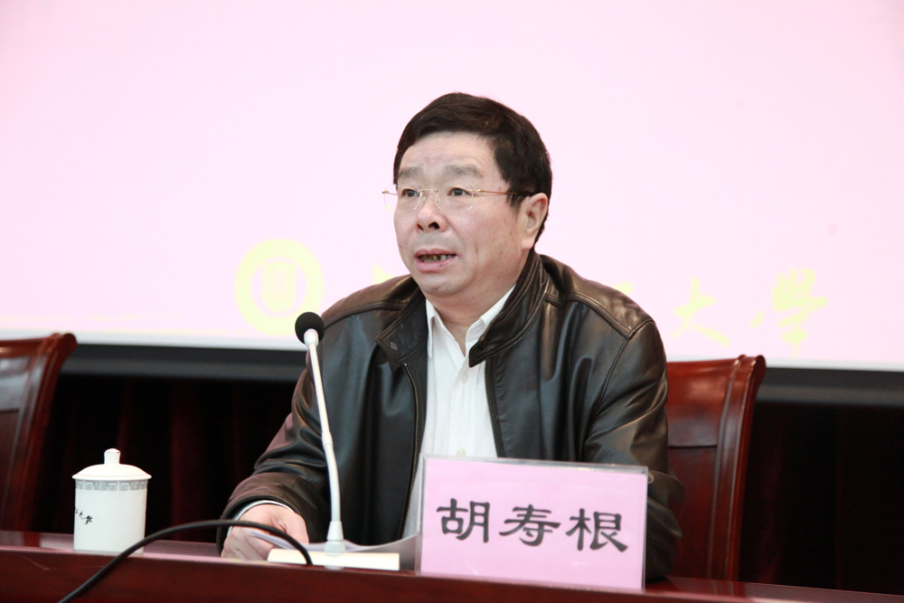 胡寿根主持会议(王博摄)张仁杰传达上级纪委有关会议精神(王博摄)会议