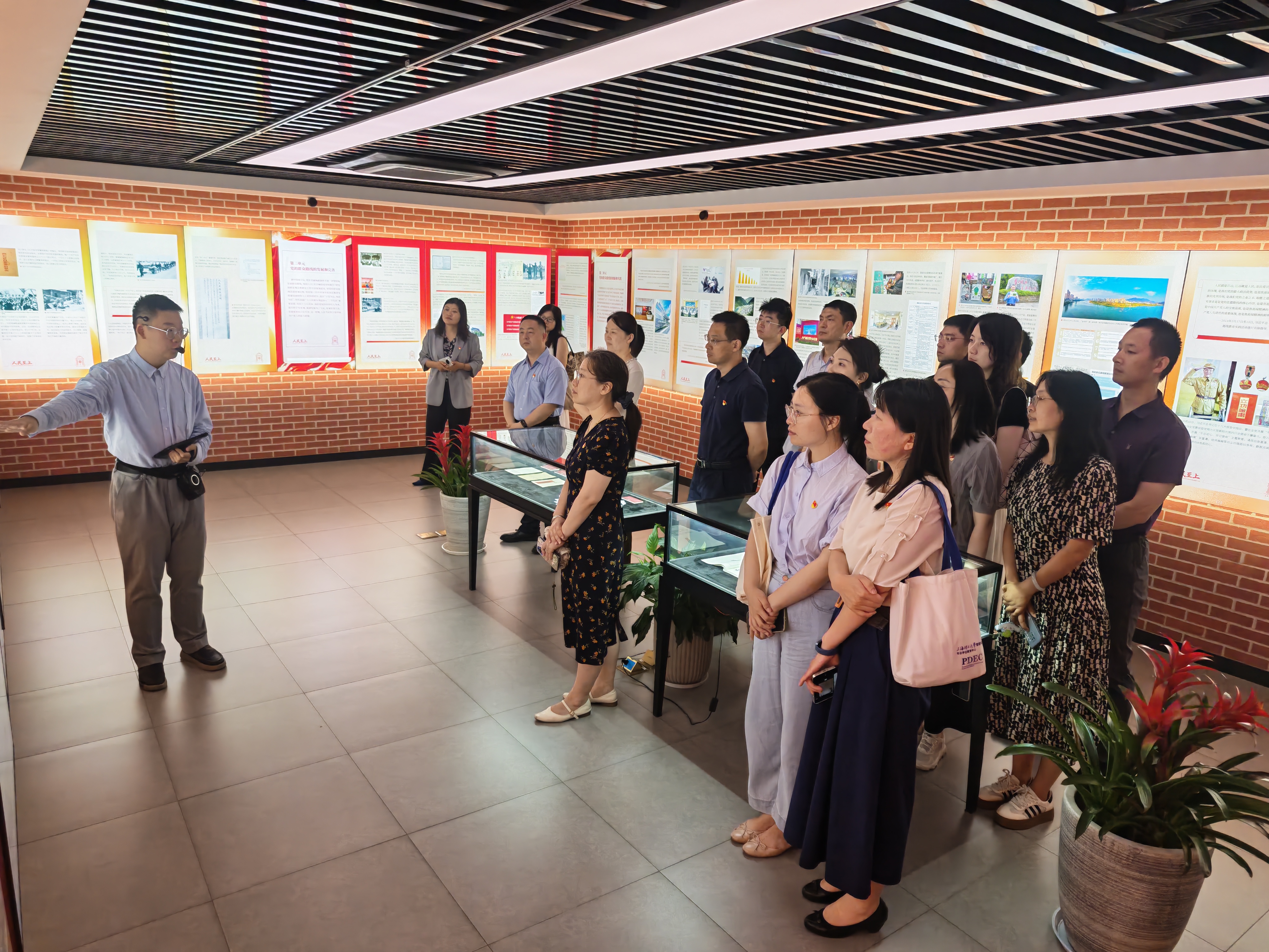 参观展览