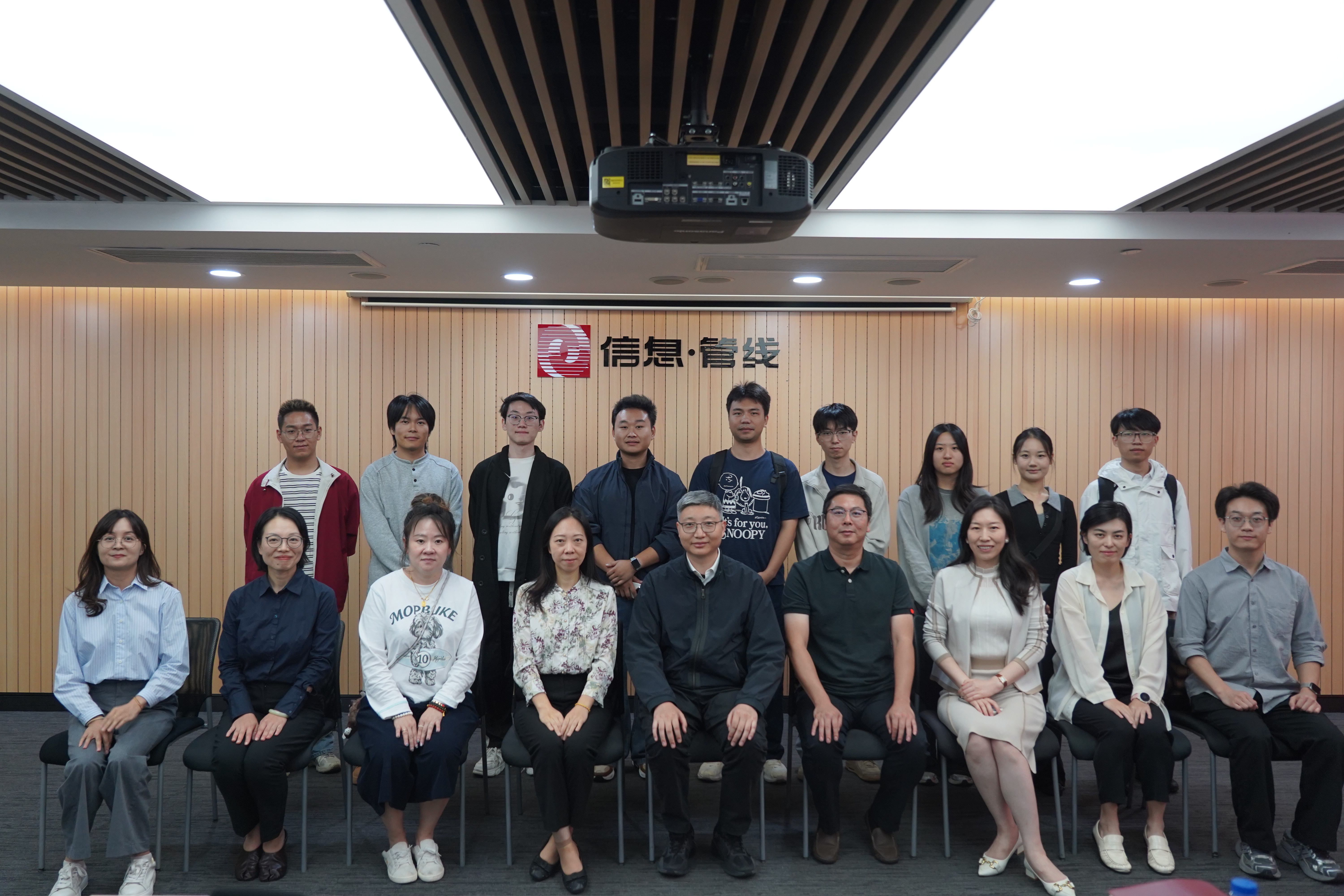 校企双方领导、师生代表合影留念